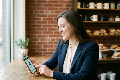 Femme souriante utilisant une application de fidélité sur son smartphone