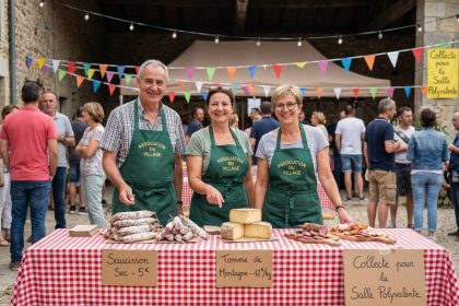 Bénévoles d'une association vendant des saucissons artisanaux sur un stand extérieur lors d'une vente caritative